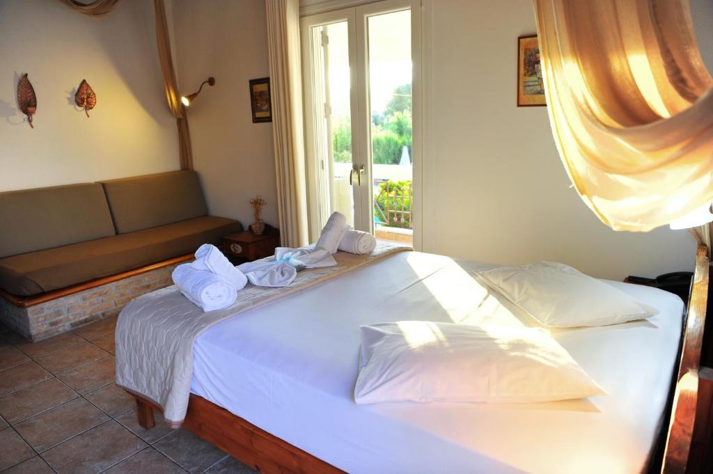 Postel nebo postele na pokoji v ubytování Alkyon Apartments & Villas Hotel