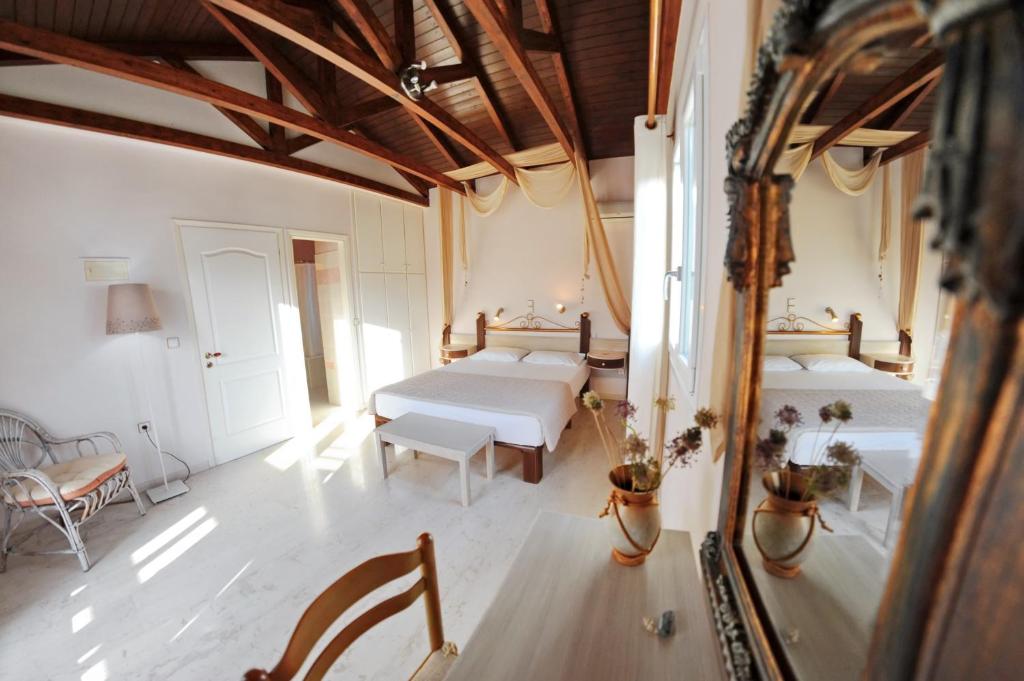Postel nebo postele na pokoji v ubytování Alkyon Apartments & Villas Hotel