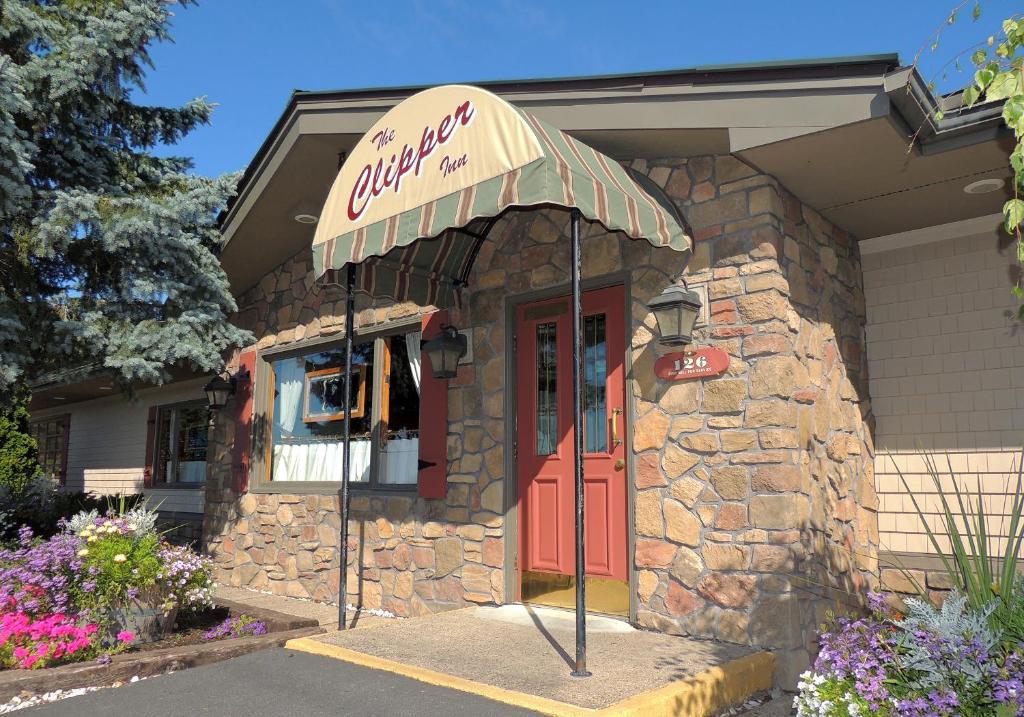 un restaurant avec un parasol au-dessus de la porte dans l'établissement The Clipper Inn, à Clayton