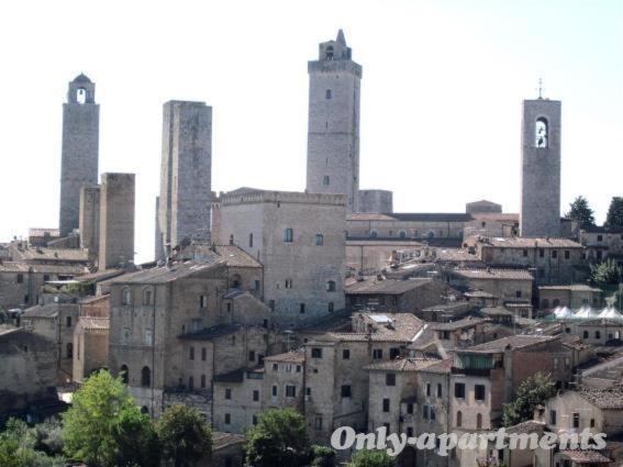 Nespecifikovaný výhled na destinaci San Gimignano nebo výhled na město při pohledu z penzionu