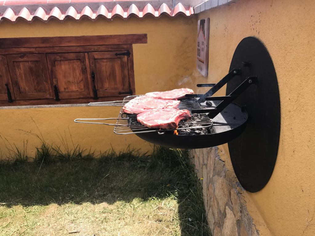 A kúriában sütögetési lehetőséget kínál a vendégeknek