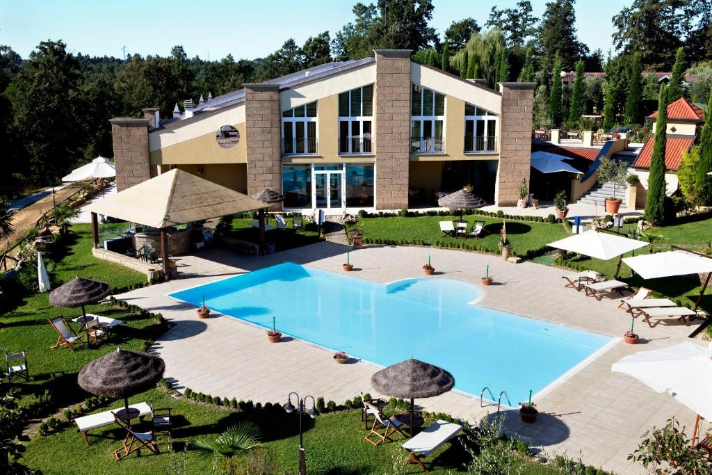 einen Luftblick auf ein Resort mit einem Pool in der Unterkunft Assia Spa in Fucecchio