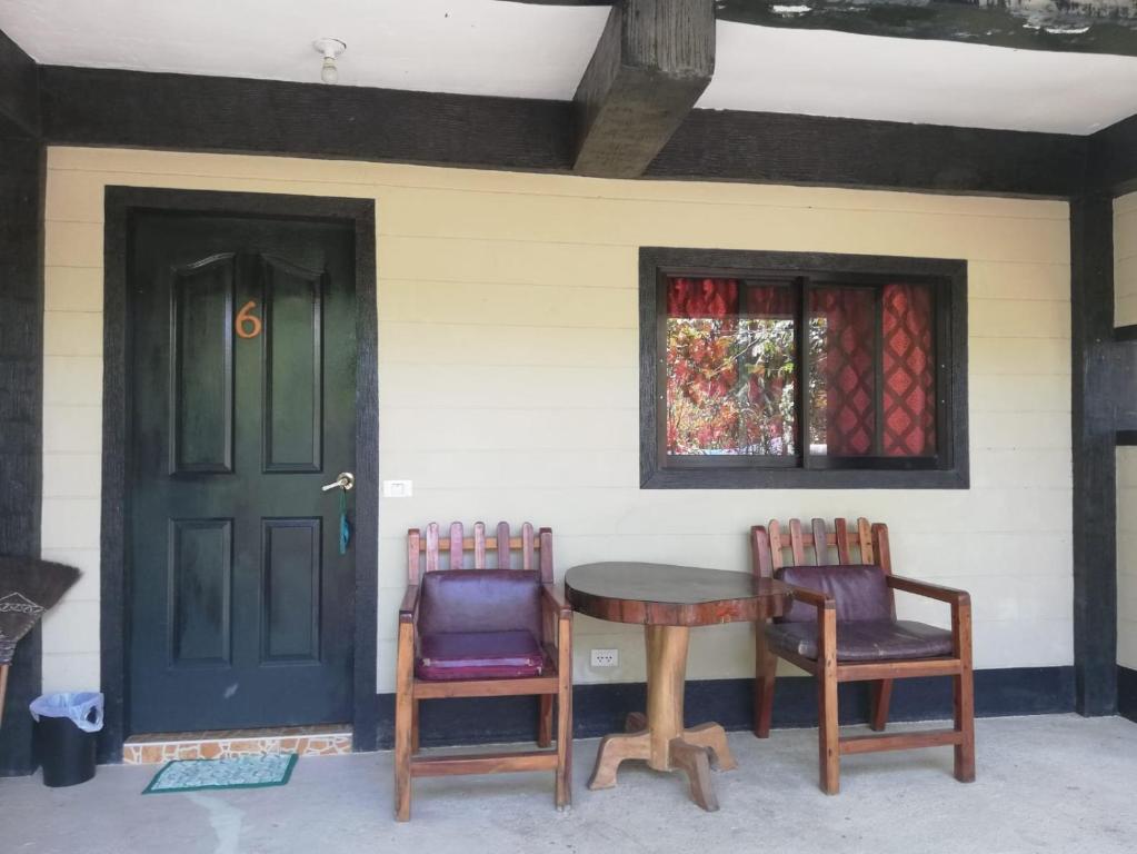 deux chaises et une table devant une maison dans l'établissement Buenaventura Beachresort, à Nauhang