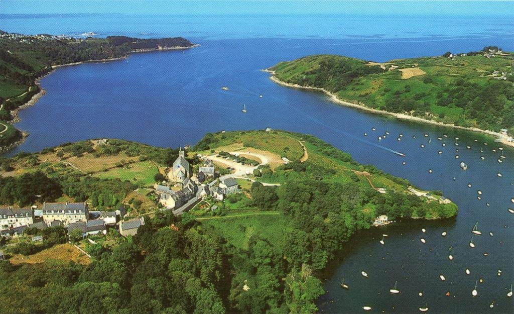 une vue aérienne sur une petite île dans une masse d'eau dans l'établissement Le Yaudet, à Ploulech