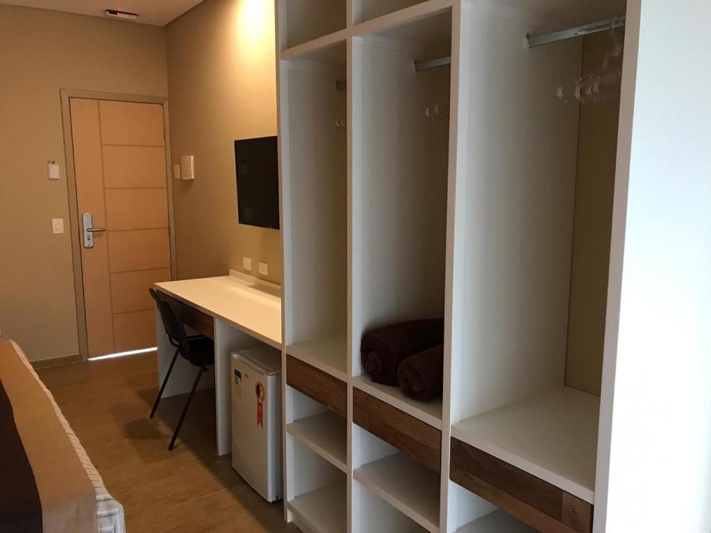 Uma TV ou centro de entretenimento em Amoreiras Hotel Pousada