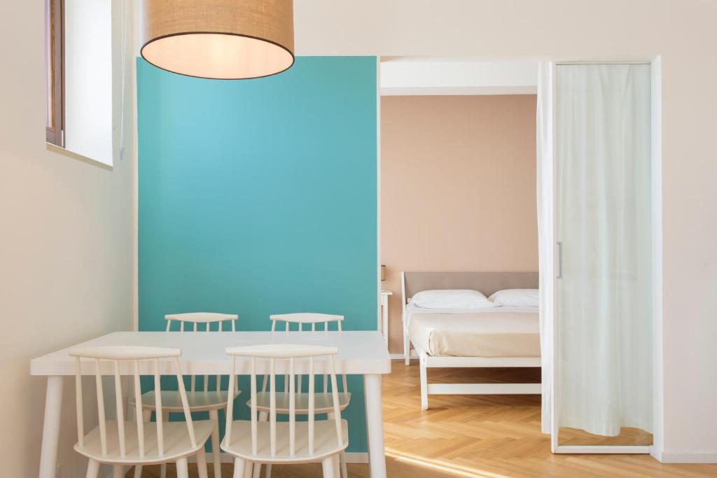 Zimmer mit einem Tisch, Stühlen und einem Bett in der Unterkunft Residence Itaca in Castellammare del Golfo