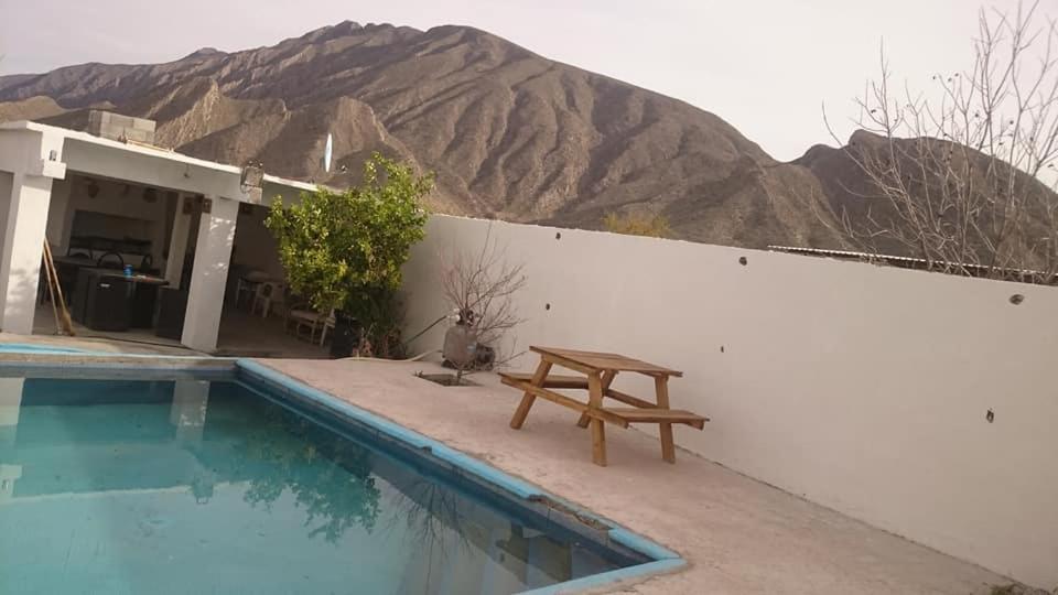 uma mesa de piquenique ao lado de uma piscina em Casa "Linda Vista" em Cuatrociénegas de Carranza