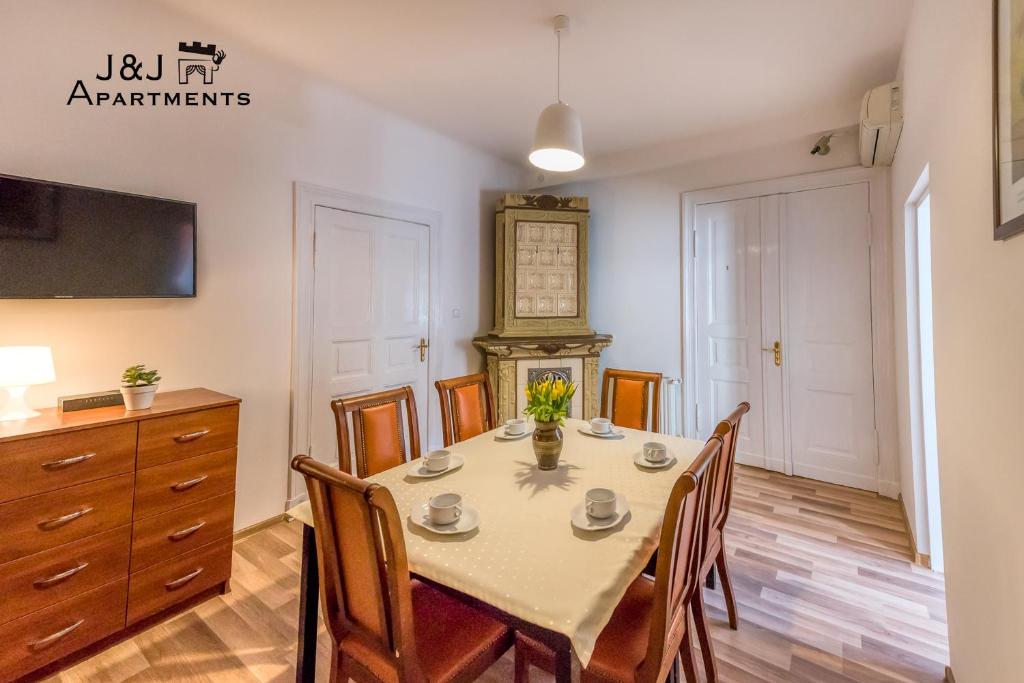 a dining room with a table and chairs at J&J Apartments Łazienna 30 Pensjonat 10 in Toruń