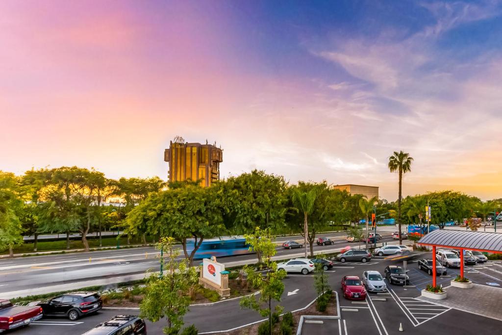 un parking dans une ville avec des voitures garées dans l'établissement Anaheim Hotel, à Anaheim