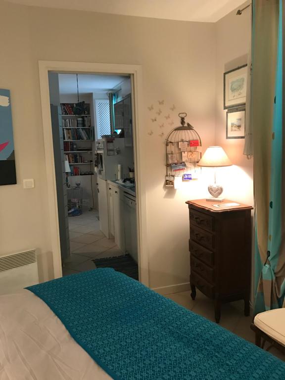 Кровать или кровати в номере "L'olivadou" ST JEAN CAP FERRAT