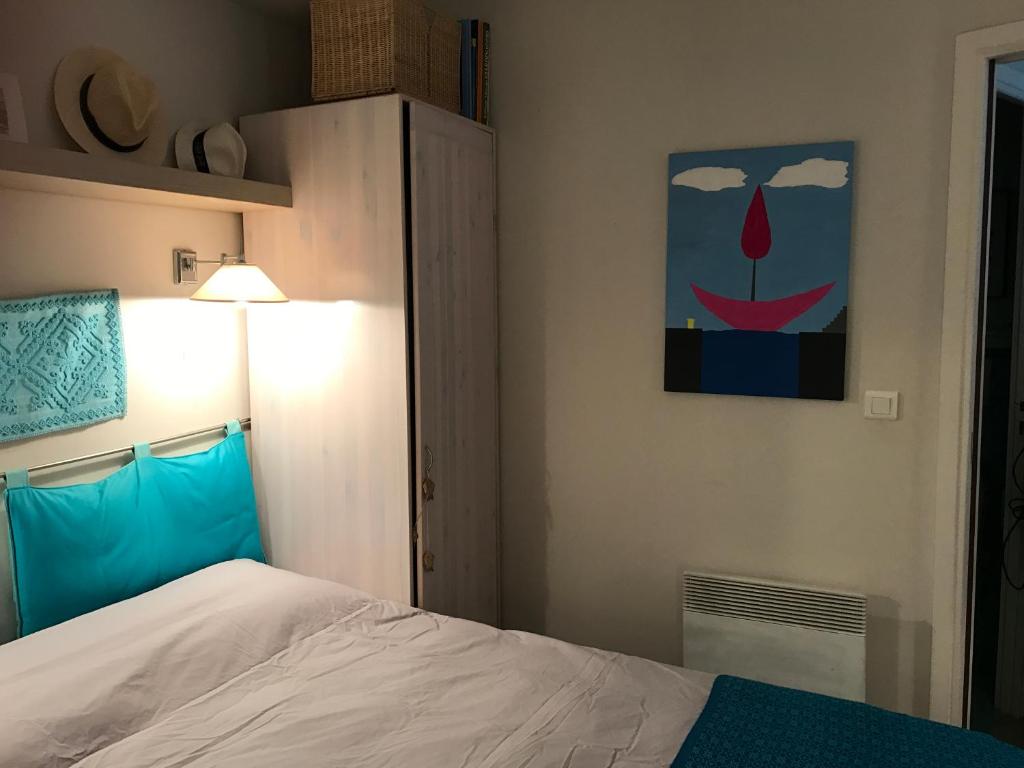Кровать или кровати в номере "L'olivadou" ST JEAN CAP FERRAT
