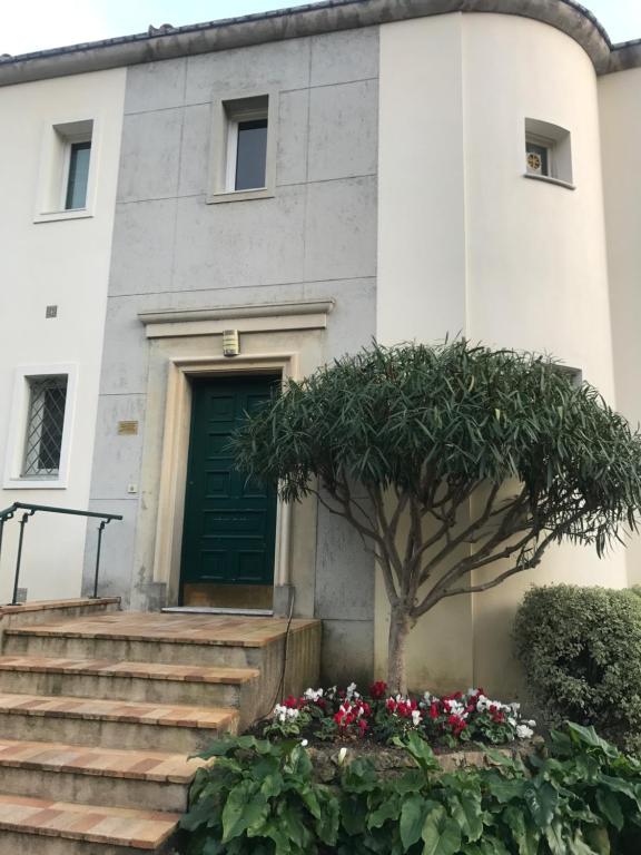 Фасад или вход в "L'olivadou" ST JEAN CAP FERRAT