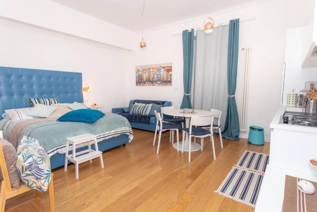 ein Schlafzimmer mit einem Bett, einem Tisch und einem Sofa in der Unterkunft Monolocale Casa Pepe Sorrento in Sorrent