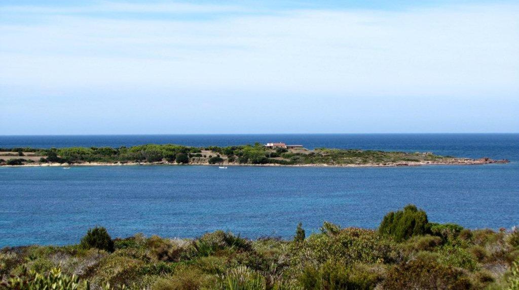 un'isola in mezzo a un grande corpo d'acqua di Salina Holiday Home a Calasetta
