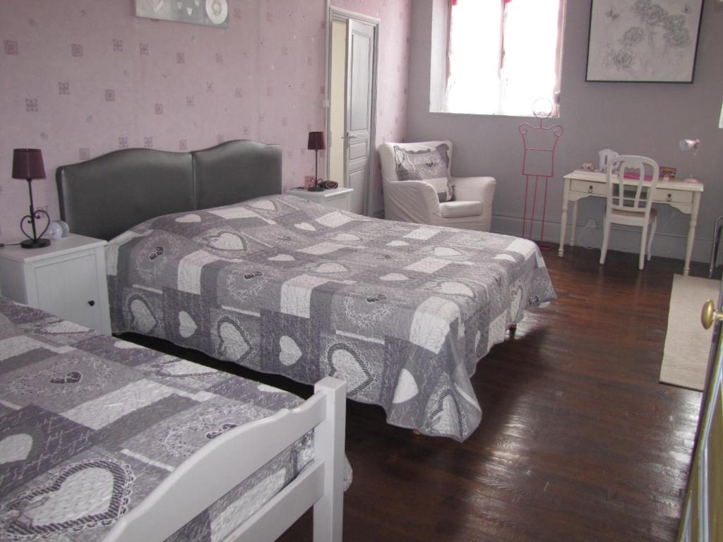 Postel nebo postele na pokoji v ubytování Leclosdipontine l'école des demoiselles