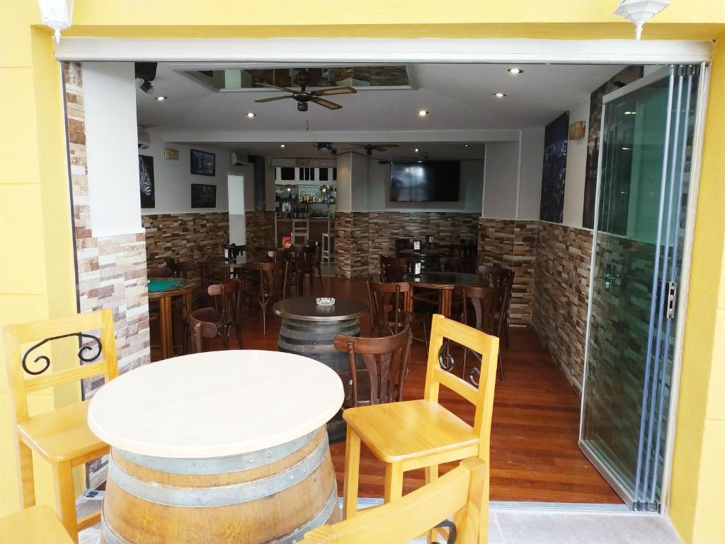 A restaurant or other place to eat at Hotel Canton