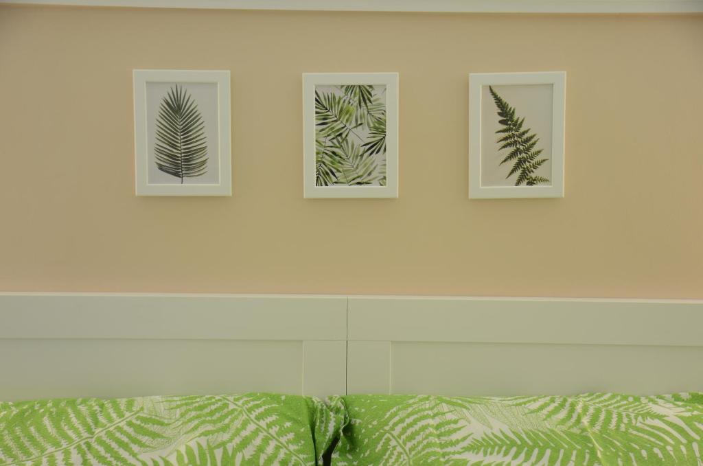 A bed or beds in a room at Green Island in the downtown with free parking