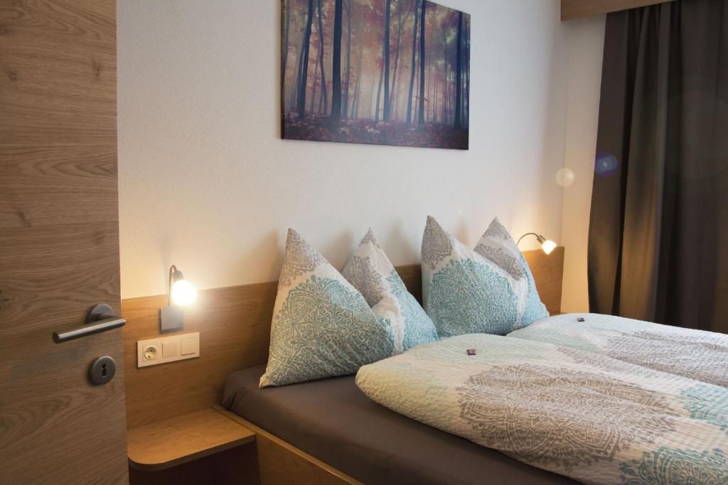 Posteľ alebo postele v izbe v ubytovaní Berg' & Bluamen Appartements Stubai