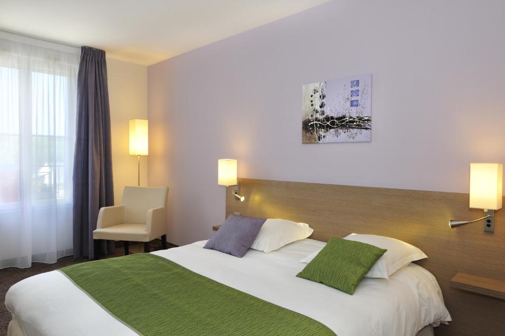 En eller flere senger på et rom på Brit Hotel Châteaudun