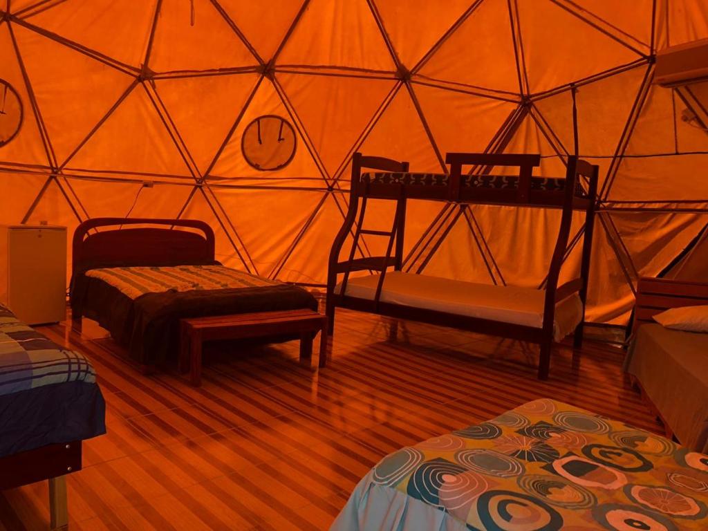Postel nebo postele na pokoji v ubytování Nativa Whale Domes