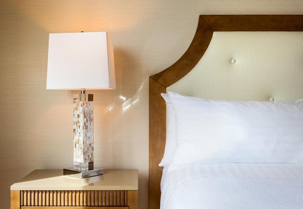 رزرو هتل و هاستل، هتل Holiday Inn San Diego Bayside، یک هتل IHG