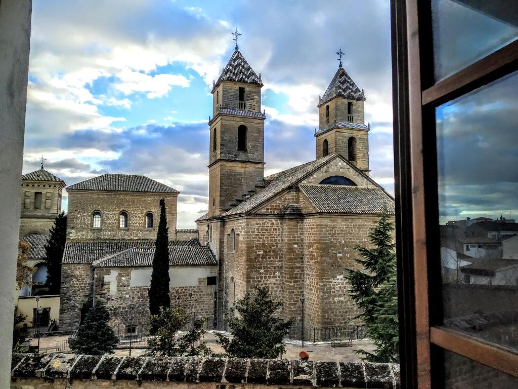 een raam met uitzicht op een kerk bij Sol Hospital Santiago in Úbeda