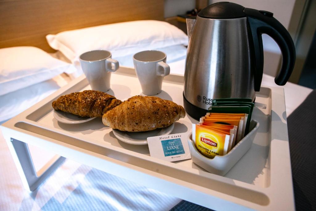 Příslušenství pro přípravu čaje a kávy v ubytování Hotel Liane Riccione