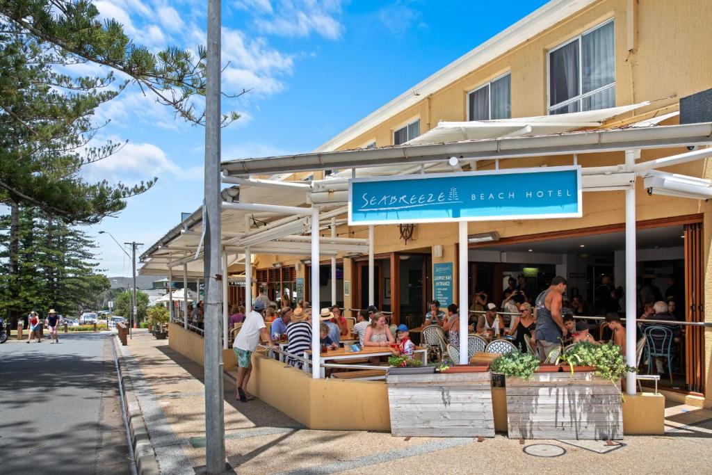 Restaurant o un lloc per menjar a Seabreeze Beach Hotel