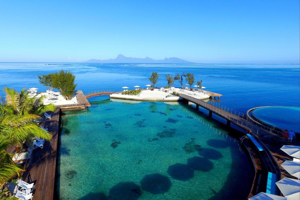una vista aérea de una piscina en el océano en Te Moana Tahiti Resort en Punaauia