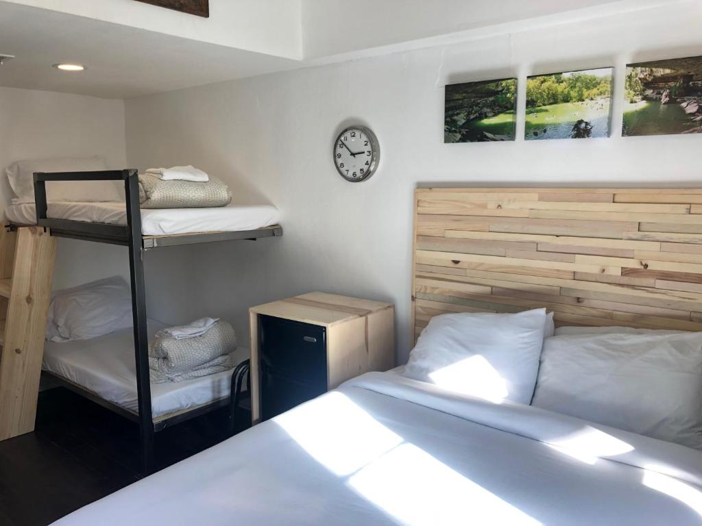 Un pat sau paturi într-o cameră la Firehouse Hostel