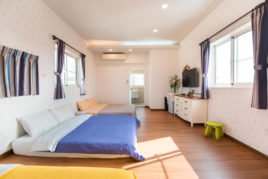 小琉球的住宿－苗甫民宿 ，一间卧室配有一张床和一台电视。