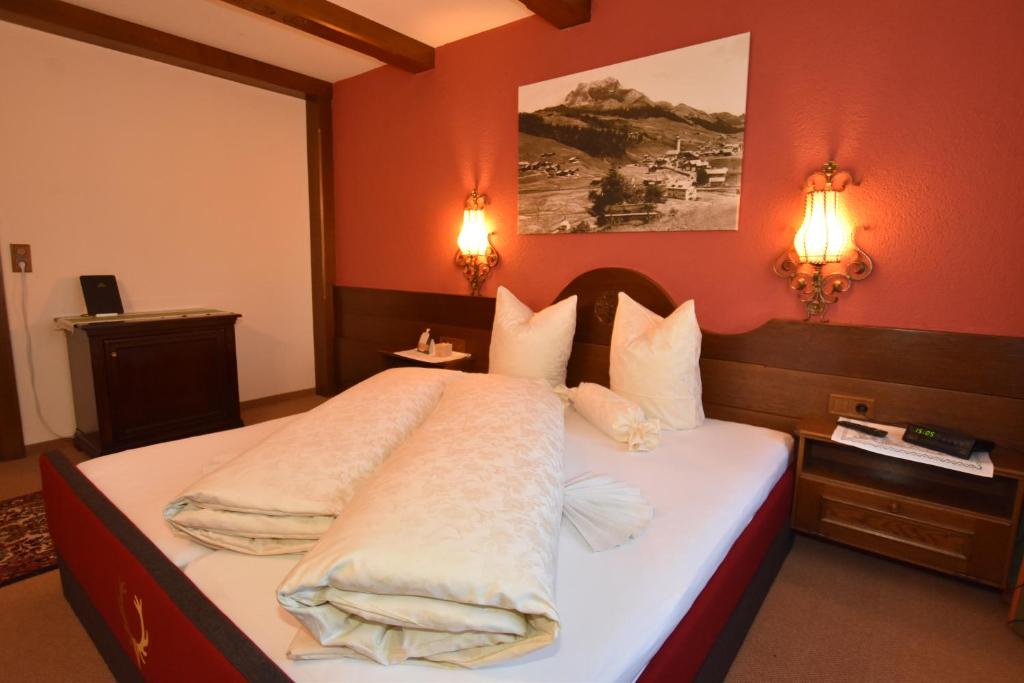 Postel nebo postele na pokoji v ubytování Hotel Jagdhaus Monzabon