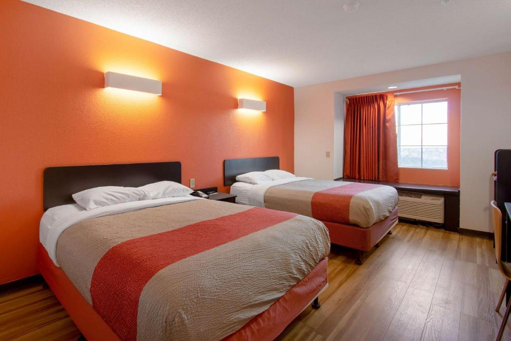 Cette chambre comprend 2 lits et une fenêtre. dans l'établissement Motel 6-El Paso, TX - Southeast, à El Paso