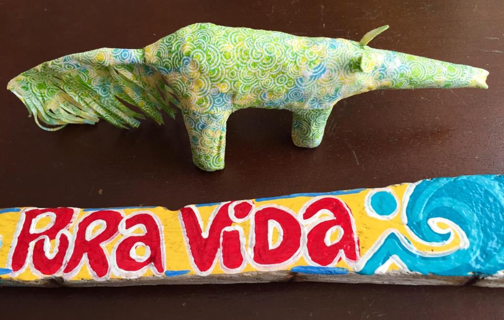 a toy elephant on a table with the word rice video at Chalé Pura Vida in São Roque de Minas