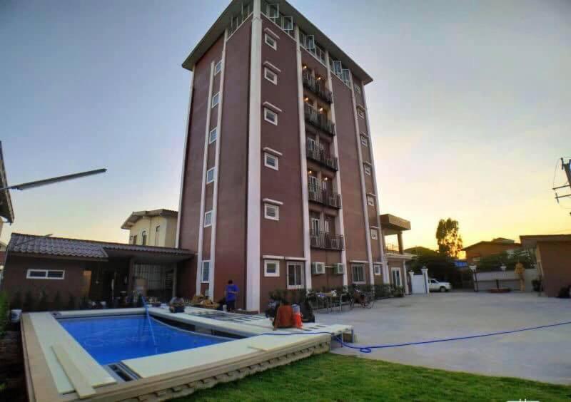 um grande edifício com uma piscina em frente em avalon residence2 em Savannakhet