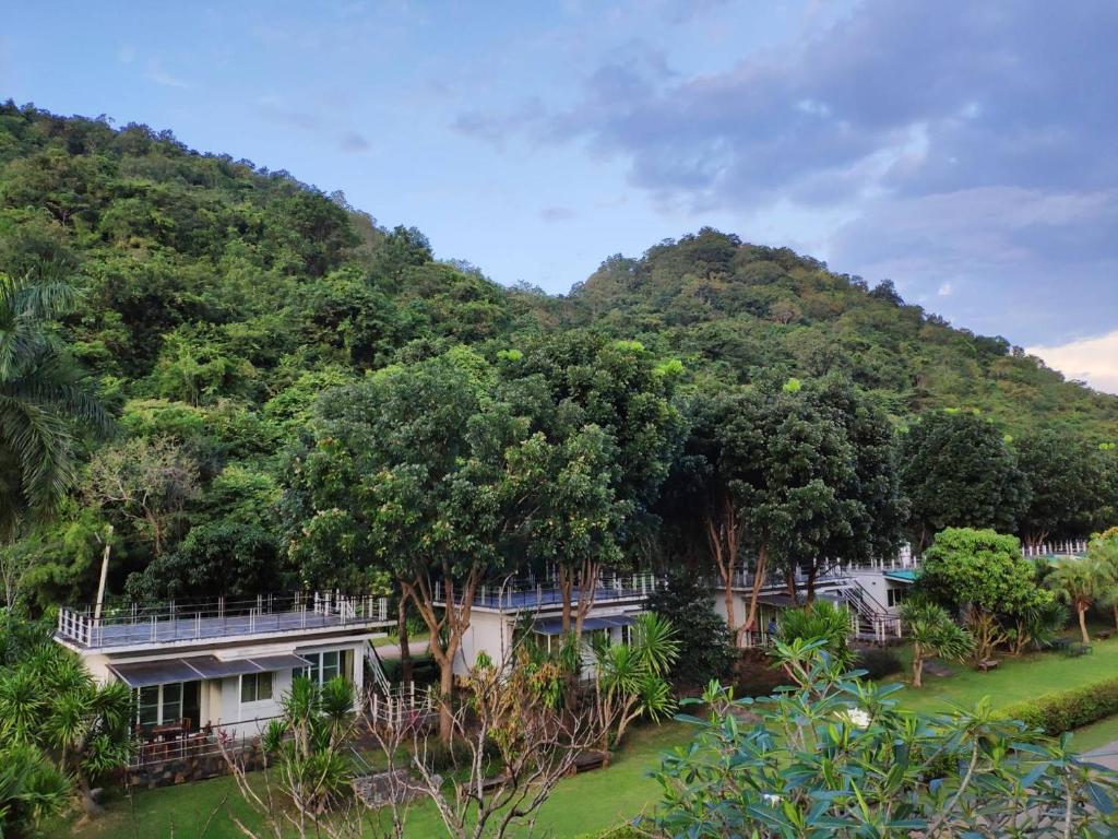 una casa frente a una montaña en Yura Kiri Resort Khao Yai, en Mu Si