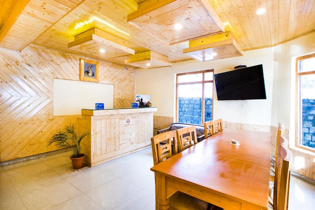 TV a/nebo společenská místnost v ubytování FabExpress Shami Inn Naggar Road