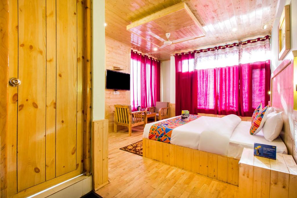 Postel nebo postele na pokoji v ubytování FabExpress Shami Inn Naggar Road