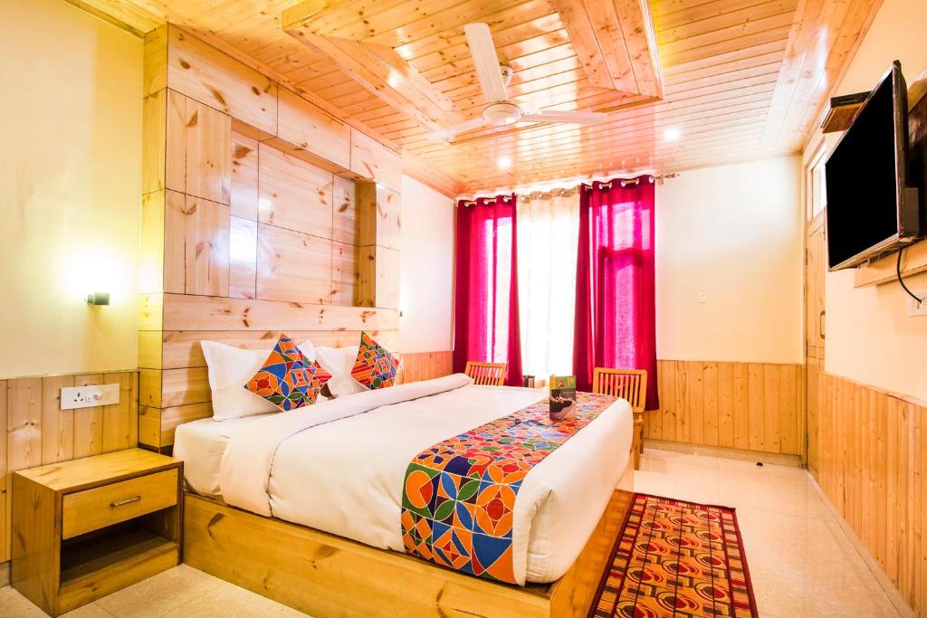 Postel nebo postele na pokoji v ubytování FabExpress Shami Inn Naggar Road