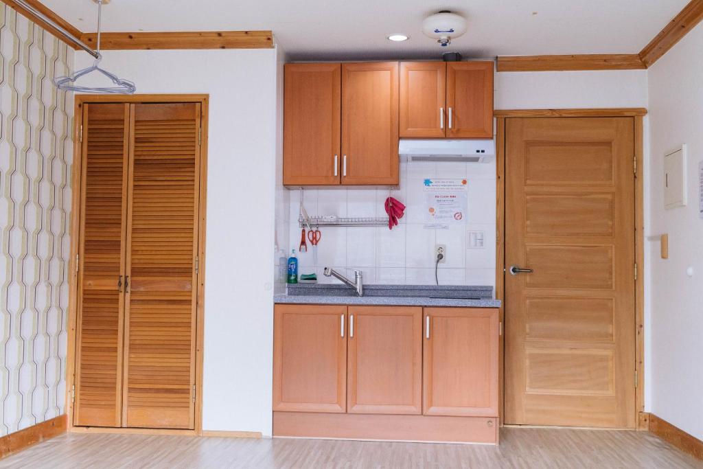 Kuchyň nebo kuchyňský kout v ubytování White Cabin