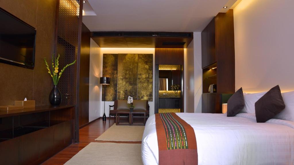 Postel nebo postele na pokoji v ubytování Emerald Palace Hotel