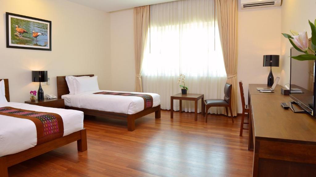Postel nebo postele na pokoji v ubytování Emerald Palace Hotel