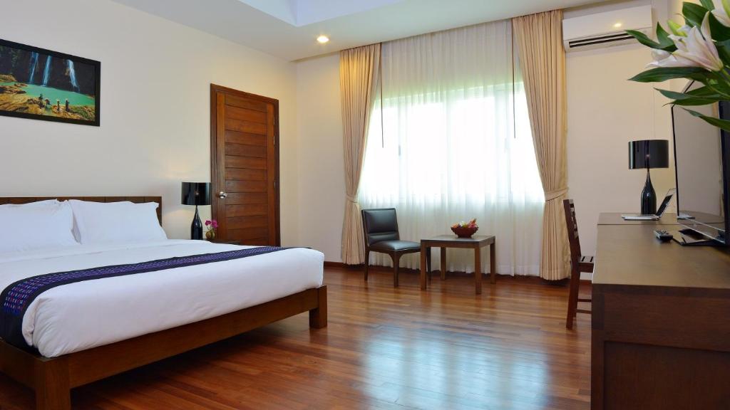 Postel nebo postele na pokoji v ubytování Emerald Palace Hotel