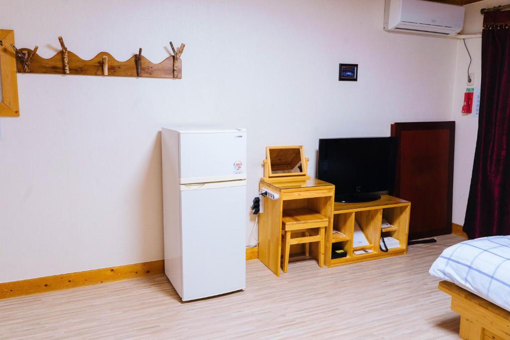 TV a/nebo společenská místnost v ubytování White Cabin
