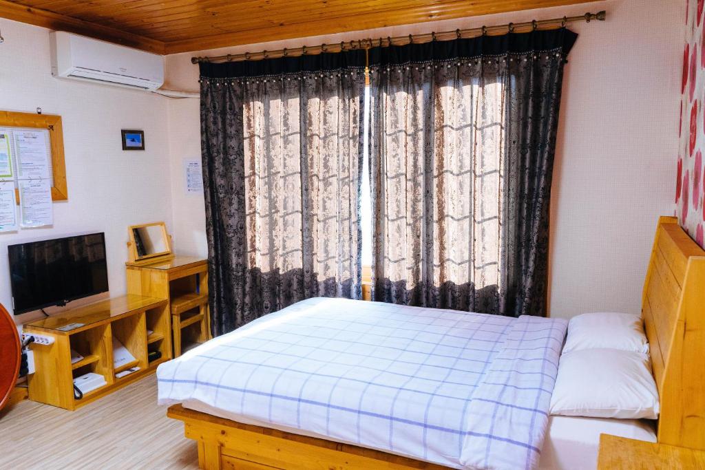 TV a/nebo společenská místnost v ubytování White Cabin