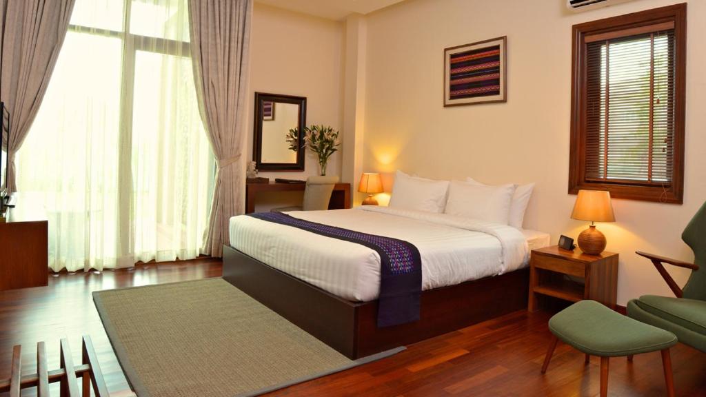 Postel nebo postele na pokoji v ubytování Emerald Palace Hotel