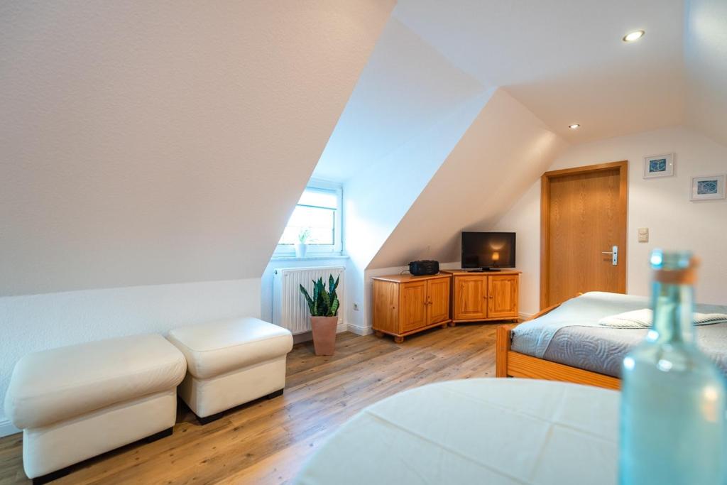 1 dormitorio con cama, sofá y TV en Ferienwohnung im Reetdachhaus en Heringsdorf
