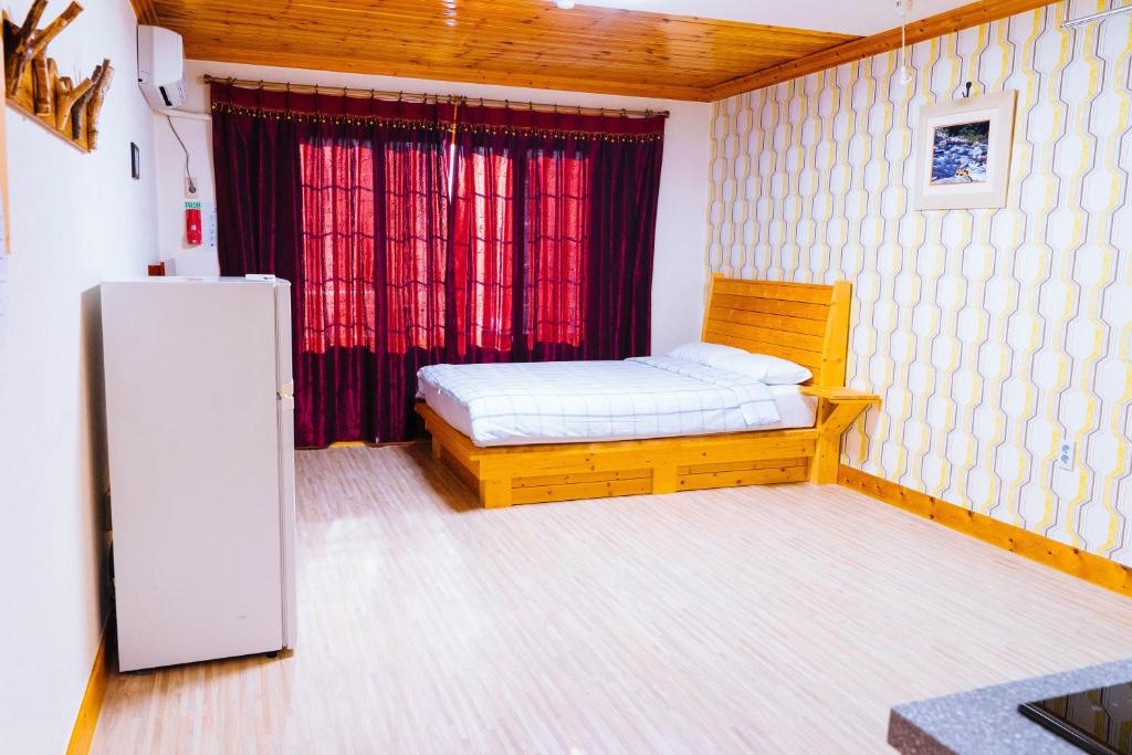 Postel nebo postele na pokoji v ubytování White Cabin
