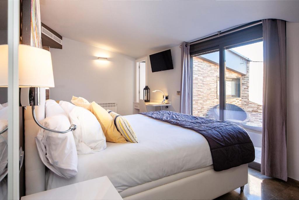 Postel nebo postele na pokoji v ubytování HOTEL SANT PERE ll HSPII