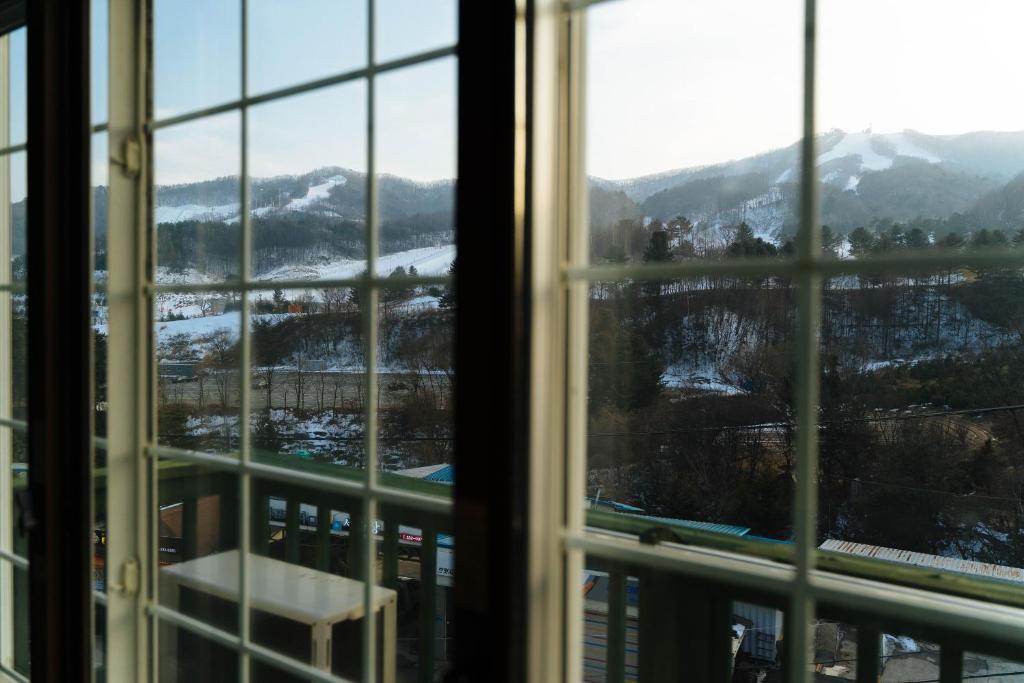 Nespecifikovaný výhled na hory nebo výhled na hory při pohledu z aparthotelu